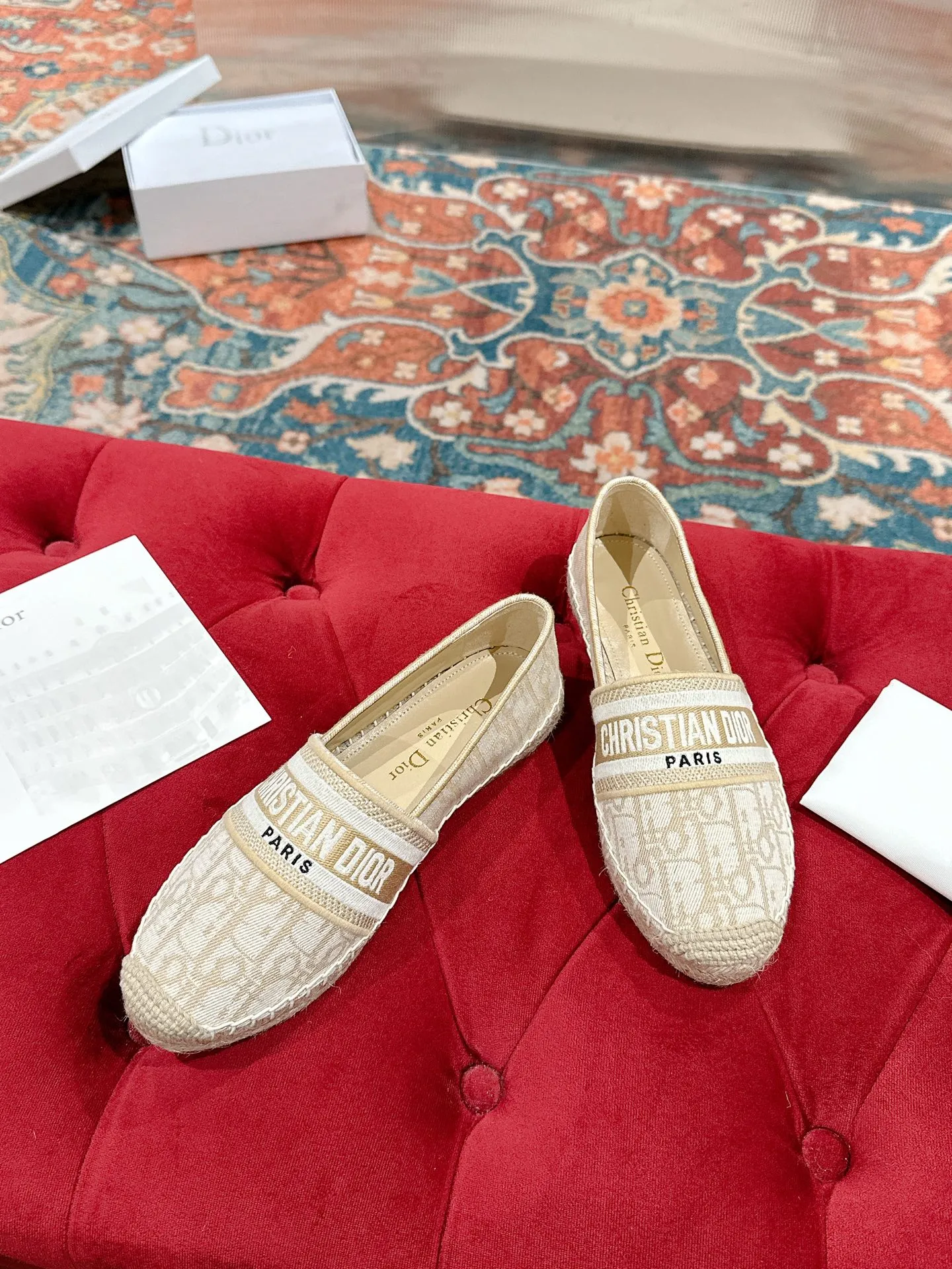👟👟Ex-factory price 440👟👟 Dior DIOR's new popular early spring fisherman shoes 🆕 Simple, elegant and fashionable, timeless and timeless, it is a classic that will never fade away in the fashion circle, retro fisherman shoes. Original hand-woven surface, electric embroidery technology! Specific cloth surface and rubber outsole. Code number: 35-39 (40.41 customized, non-refundable)